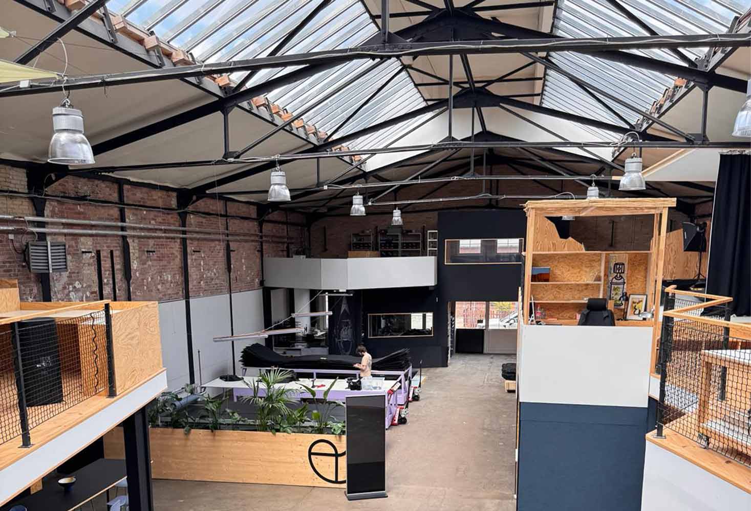 Blick in die Berliner Produktionshalle von CLR Outdoor, in der Faltkajaks in Handarbeit und mit Präzision gefertigt werden. 