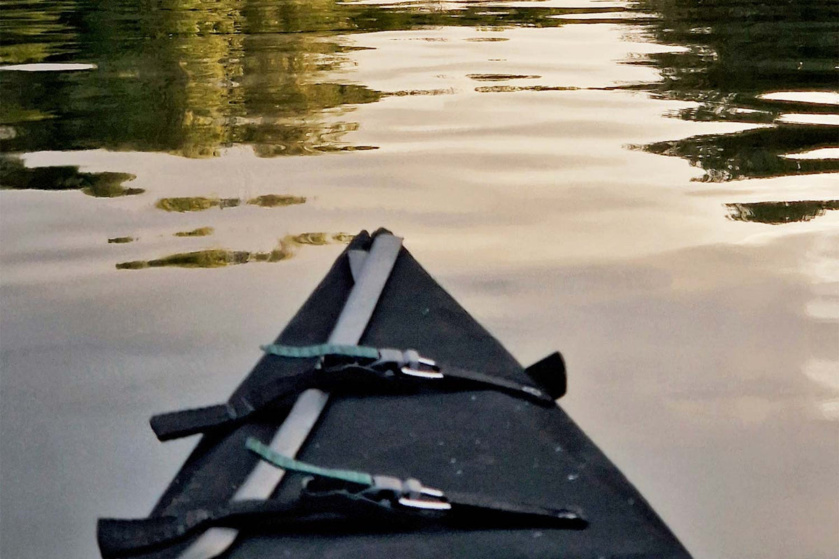 Faltboot VIK gleitet durch Wasser in der Natur.