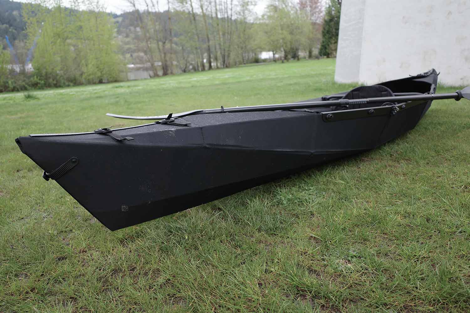 Ein offenes VIK Faltkajak von oben, das die symmetrische Form und den geräumigen Innenraum für Gepäck zeigt.