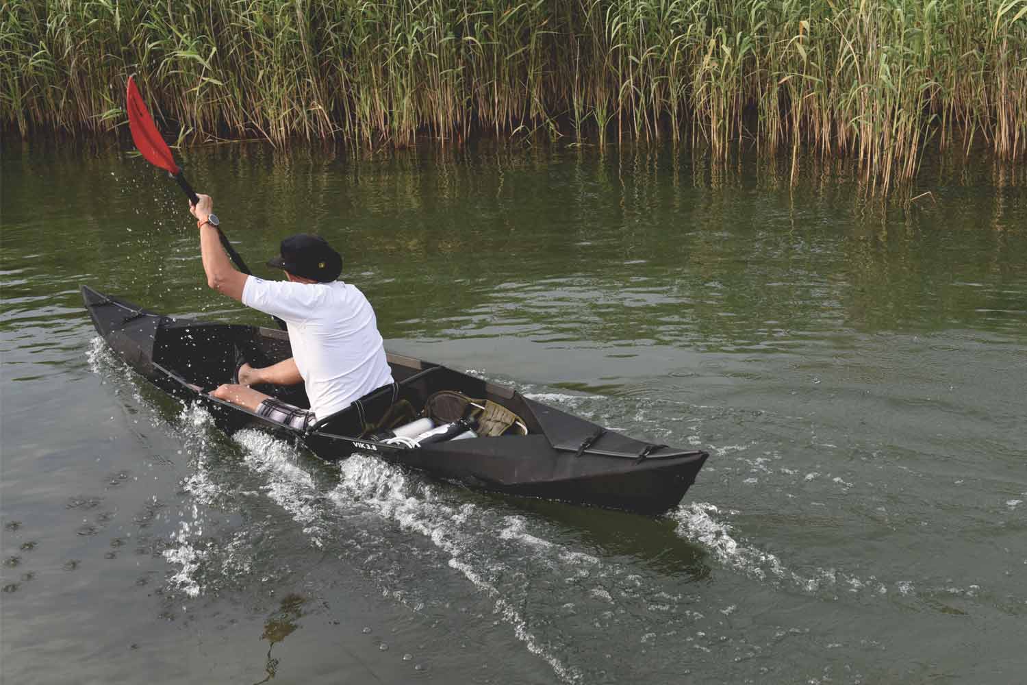 Blick in das Cockpit eines VIK Faltkajaks mit systematisch verstauten Drybags für eine Tagestour.