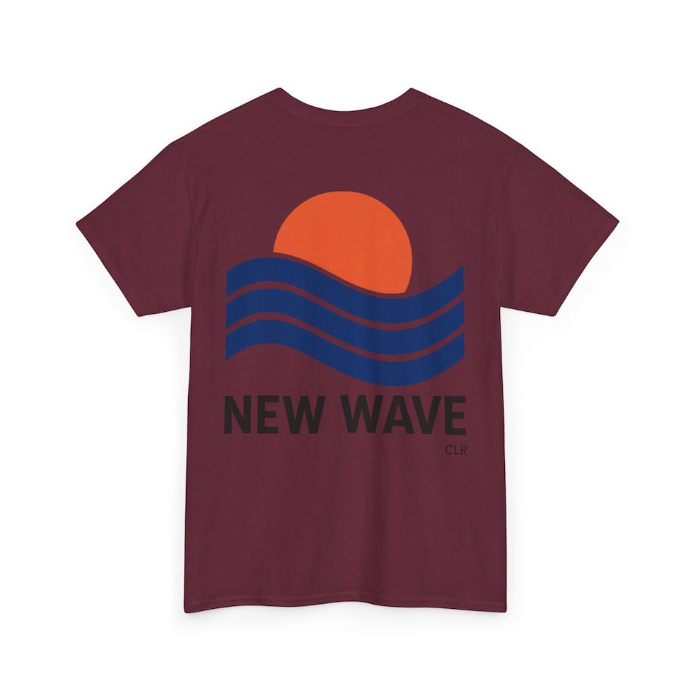 „Rückseite des weinrot/maroon NEW WAVE Era T-Shirts von CLR Outdoor GmbH, clean und Wellen Print, klassischer Rundhals-Schnitt.“