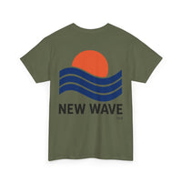 „Rückseite des military green NEW WAVE Era T-Shirts von CLR Outdoor GmbH, clean und Wellen Print, klassischer Rundhals-Schnitt.“
