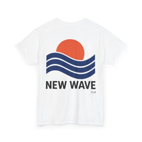 „Rückseite des weißen NEW WAVE Era T-Shirts von CLR Outdoor GmbH, clean und Wellen Print, klassischer Rundhals-Schnitt.“