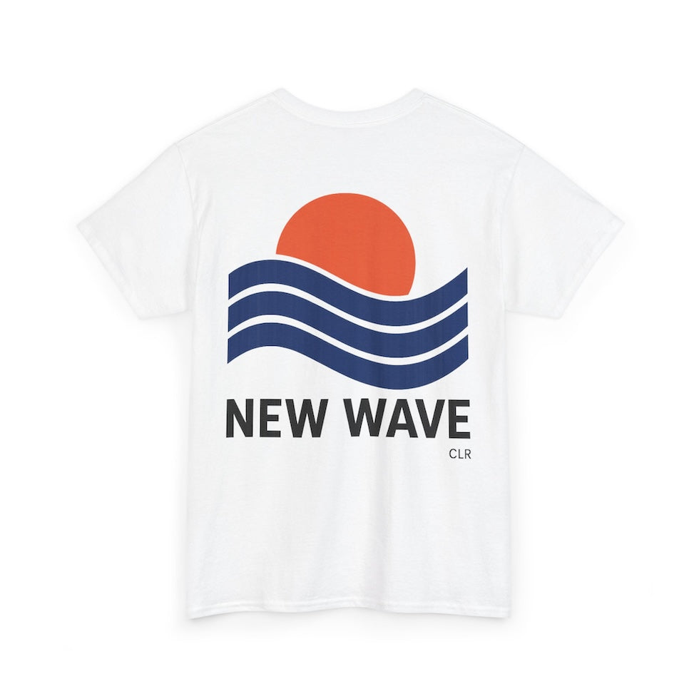 „Rückseite des weißen NEW WAVE Era T-Shirts von CLR Outdoor GmbH, clean und Wellen Print, klassischer Rundhals-Schnitt.“