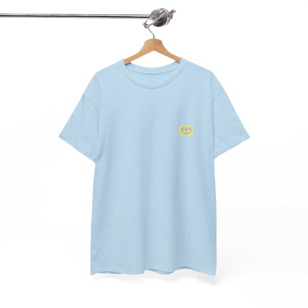 „hell blaues NEW WAVE Era T-Shirt von CLR Outdoor GmbH mit kleinem rechteckigen Logo-Print in Gelb-Grün auf der linken Brust, präsentiert auf Holzkleiderbügel.“