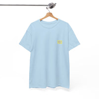 „hell blaues NEW WAVE Era T-Shirt von CLR Outdoor GmbH mit kleinem rechteckigen Logo-Print in Gelb-Grün auf der linken Brust, präsentiert auf Holzkleiderbügel.“