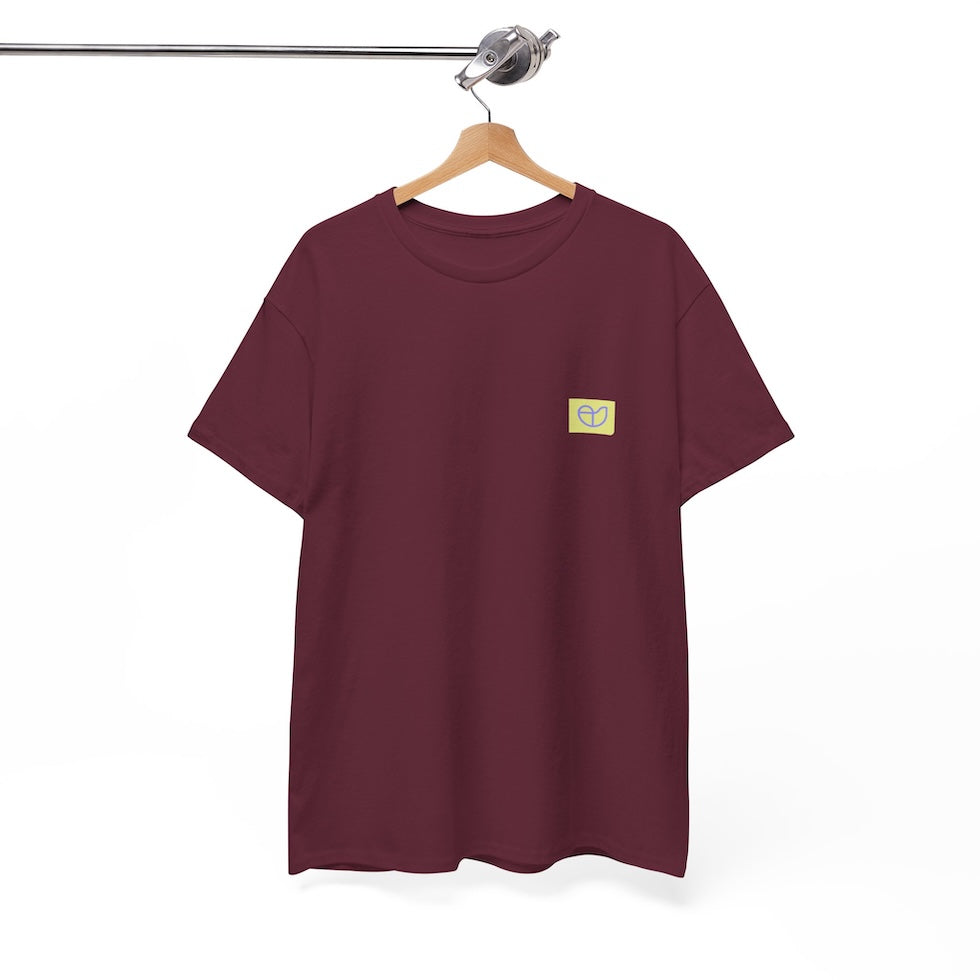 „weinrot/maroon NEW WAVE Era T-Shirt von CLR Outdoor GmbH mit kleinem rechteckigen Logo-Print in Gelb-Grün auf der linken Brust, präsentiert auf Holzkleiderbügel.“