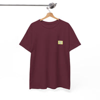 „weinrot/maroon NEW WAVE Era T-Shirt von CLR Outdoor GmbH mit kleinem rechteckigen Logo-Print in Gelb-Grün auf der linken Brust, präsentiert auf Holzkleiderbügel.“
