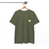 „military green NEW WAVE Era T-Shirt von CLR Outdoor GmbH mit kleinem rechteckigen Logo-Print in Gelb-Grün auf der linken Brust, präsentiert auf Holzkleiderbügel.“