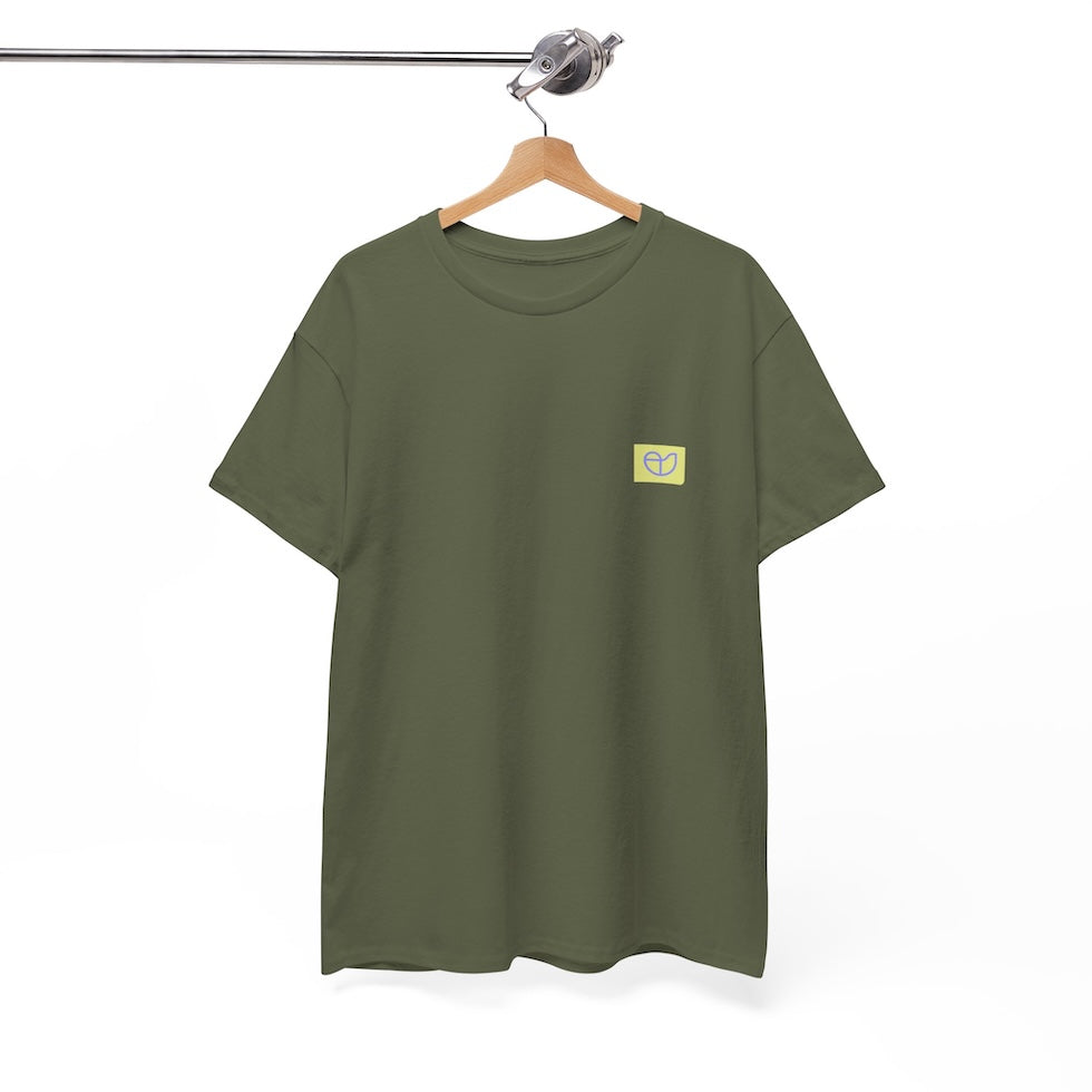„military green NEW WAVE Era T-Shirt von CLR Outdoor GmbH mit kleinem rechteckigen Logo-Print in Gelb-Grün auf der linken Brust, präsentiert auf Holzkleiderbügel.“