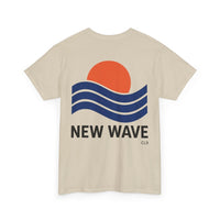 „Rückseite des sand NEW WAVE Era T-Shirts von CLR Outdoor GmbH, clean und Wellen Print, klassischer Rundhals-Schnitt.“