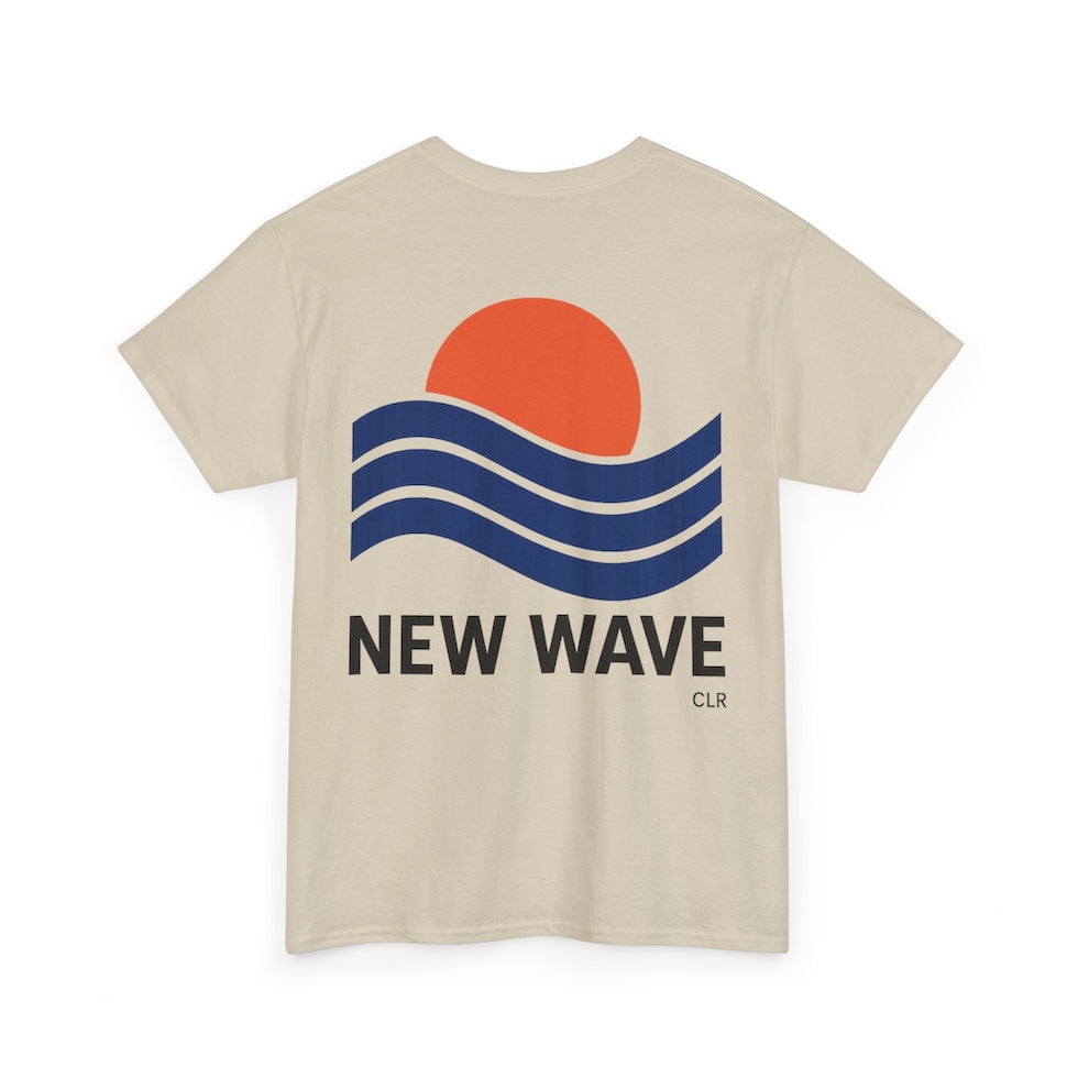 „Rückseite des sand NEW WAVE Era T-Shirts von CLR Outdoor GmbH, clean und Wellen Print, klassischer Rundhals-Schnitt.“