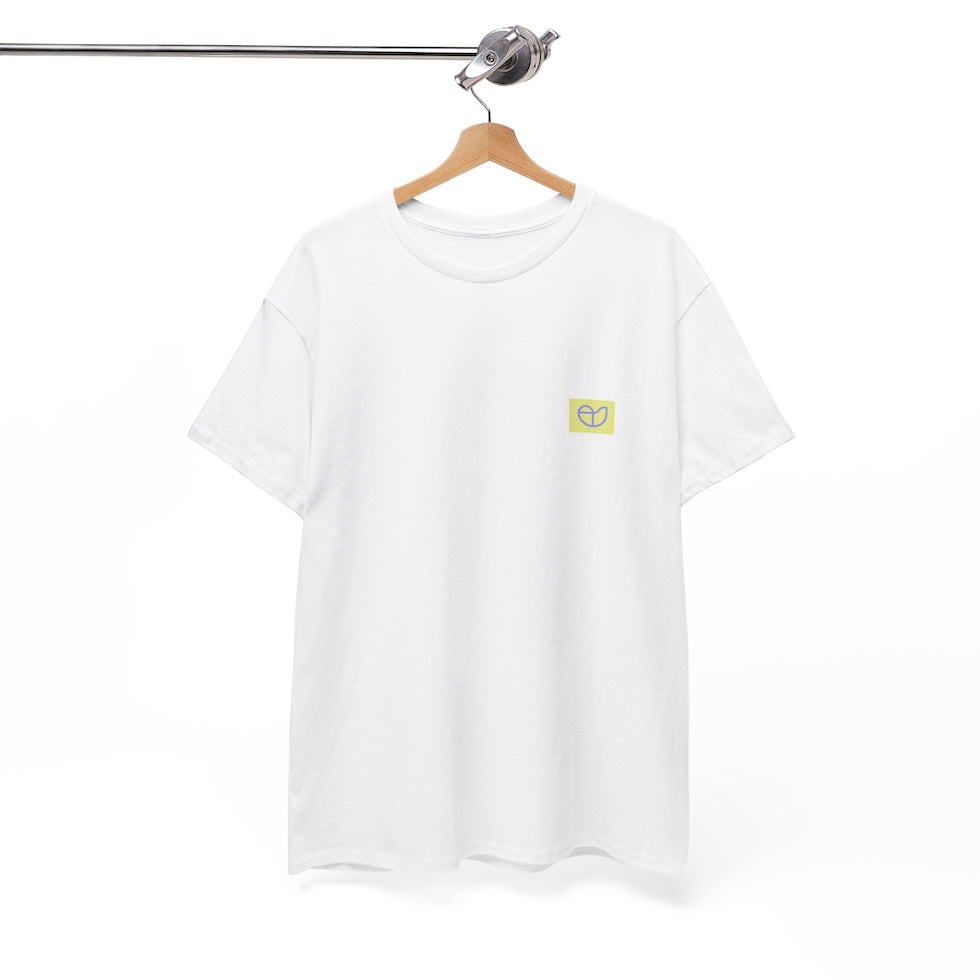 „Weißes NEW WAVE Era T-Shirt von CLR Outdoor GmbH mit kleinem rechteckigen Logo-Print in Gelb-Grün auf der linken Brust"