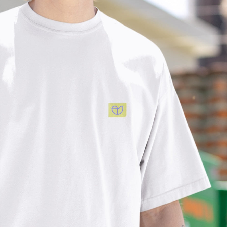 „Modell trägt das weiße NEW WAVE Urban Era T-shirt von CLR Outdoor GmbH mit buntem Logo Front-Print und Back Print Graffiti-Stil und dem Schriftzug NEW WAVE.“
