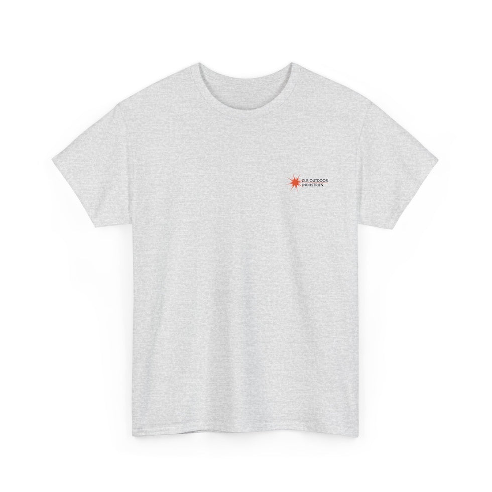 „Hellgraues NEW WAVE CLR Outdoor Industrie T-Shirt von CLR Outdoor GmbH mit kleinem roten Stern-Kompass-Logo und Schriftzug CLR Outdoor Industries auf der linken Brust.“