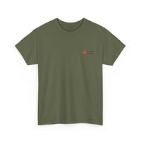 „Militärgrünes NEW WAVE CLR Outdoor Industrie T-Shirt von CLR Outdoor GmbH mit kleinem roten Stern-Kompass-Logo und Schriftzug CLR Outdoor Industries auf der linken Brust.“