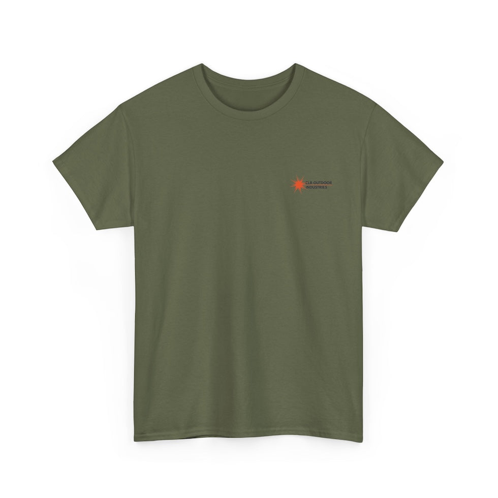 „Militärgrünes NEW WAVE CLR Outdoor Industrie T-Shirt von CLR Outdoor GmbH mit kleinem roten Stern-Kompass-Logo und Schriftzug CLR Outdoor Industries auf der linken Brust.“