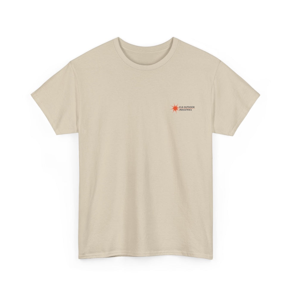 „Sandfarbenes NEW WAVE CLR Outdoor Industrie T-Shirt von CLR Outdoor GmbH mit kleinem roten Stern-Kompass-Logo und Schriftzug CLR Outdoor Industries auf der linken Brust.“
