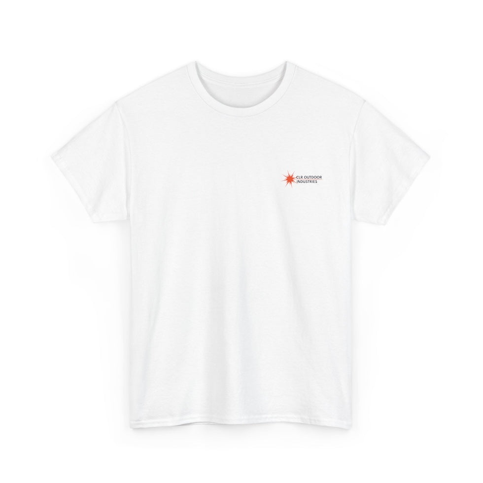 „Weißes NEW WAVE CLR Outdoor Industrie T-Shirt von CLR Outdoor GmbH mit kleinem roten Stern-Kompass-Logo und Schriftzug CLR Outdoor Industries auf der linken Brust.“