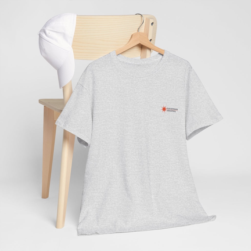„Hellgraues NEW WAVE CLR Outdoor Industrie T-Shirt von CLR Outdoor GmbH mit kleinem roten Stern-Kompass-Logo und Schriftzug CLR Outdoor Industries auf der linken Brust.hängend mit Kleiderbügel am Stuhl präsentiert."