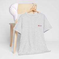 „Hellgraues NEW WAVE CLR Outdoor Industrie T-Shirt von CLR Outdoor GmbH mit kleinem roten Stern-Kompass-Logo und Schriftzug CLR Outdoor Industries auf der linken Brust.hängend mit Kleiderbügel am Stuhl präsentiert."
