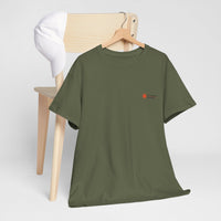 „Militärgrünes NEW WAVE CLR Outdoor Industrie T-Shirt von CLR Outdoor GmbH mit kleinem roten Stern-Kompass-Logo und Schriftzug CLR Outdoor Industries auf der linken Brust.hängend mit Kleiderbügel am Stuhl präsentiert."