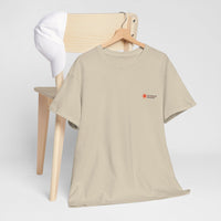„Sandfarbenes NEW WAVE CLR Outdoor Industrie T-Shirt von CLR Outdoor GmbH mit kleinem roten Stern-Kompass-Logo und Schriftzug CLR Outdoor Industries auf der linken Brust.hängend mit Kleiderbügel am Stuhl präsentiert."