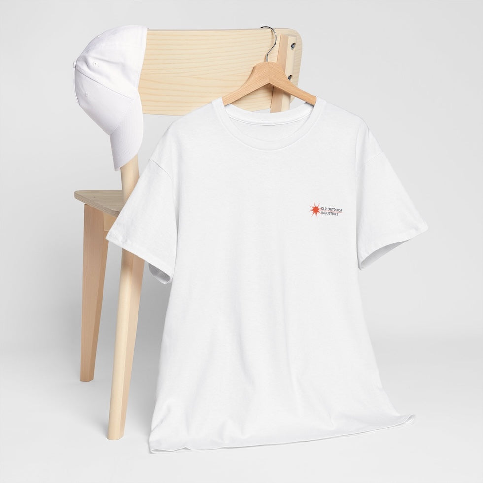 „Weißes NEW WAVE CLR Outdoor Industrie T-Shirt von CLR Outdoor GmbH mit kleinem roten Stern-Kompass-Logo und Schriftzug CLR Outdoor Industries auf der linken Brust.hängend mit Kleiderbügel am Stuhl präsentiert."