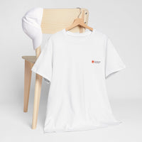 „Weißes NEW WAVE CLR Outdoor Industrie T-Shirt von CLR Outdoor GmbH mit kleinem roten Stern-Kompass-Logo und Schriftzug CLR Outdoor Industries auf der linken Brust.hängend mit Kleiderbügel am Stuhl präsentiert."