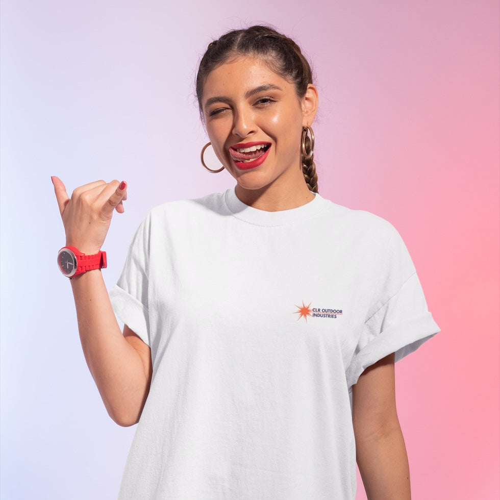 „Modell trägt das weißes CLR Outdoor Industrie T-Shirt von CLR Outdoor GmbH mit kleinem Logo-Print auf der Brust, minimalistischer Outdoor-Style.“