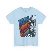 „Detailansicht des großflächigen NEW WAVE Urban Society T-Shirt Prints: farbenfroher Graffiti-Schriftzug NEW WAVE kombiniert mit schwarzen Tribal-Linien auf hellblauen Stoff.“