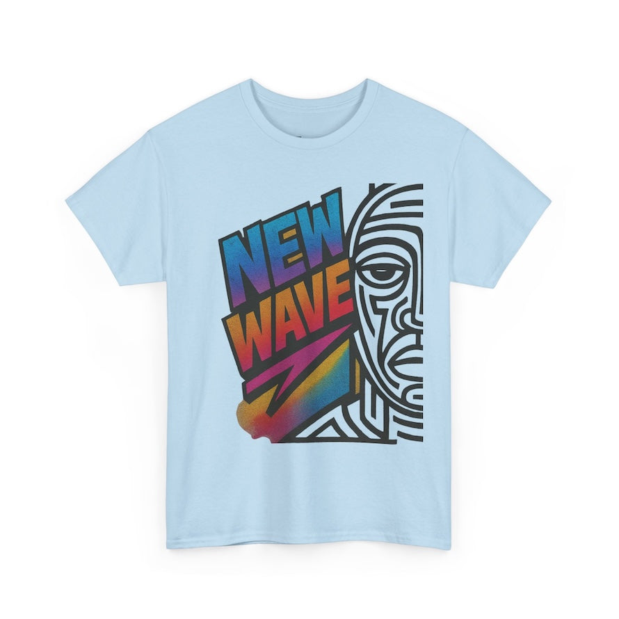„Detailansicht des großflächigen NEW WAVE Urban Society T-Shirt Prints: farbenfroher Graffiti-Schriftzug NEW WAVE kombiniert mit schwarzen Tribal-Linien auf hellblauen Stoff.“