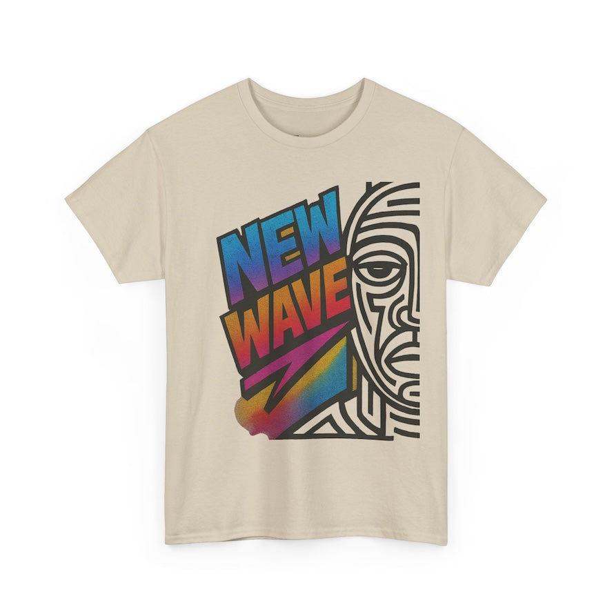 „Detailansicht des großflächigen NEW WAVE Urban Society T-Shirt Prints: farbenfroher Graffiti-Schriftzug NEW WAVE kombiniert mit schwarzen Tribal-Linien auf senfgelbem Stoff.“